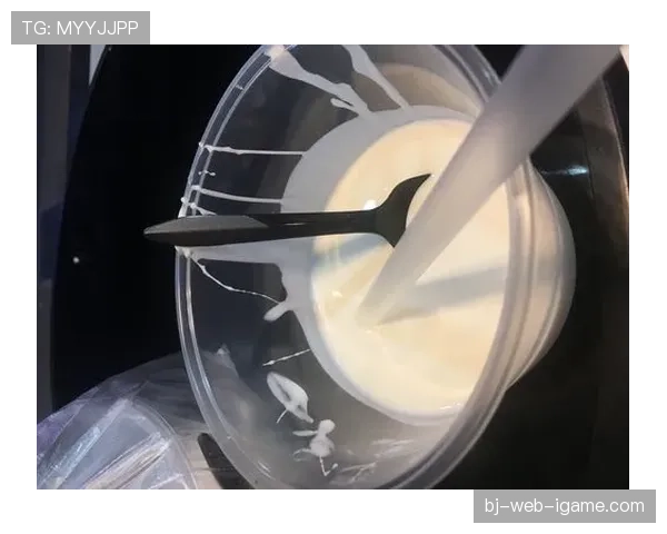 张玉宁家冰箱里塞满蛋白粉，连饮料都是无糖的